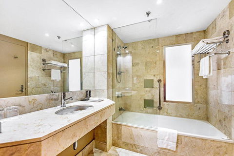 Ocean View King Room - Surfers Paradise - Accommodation Brisbane 2