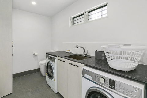 Ocean Views, Luxury Living In Noosa Heads - Unit 2/13 Angler Street - Accommodation Brisbane 3