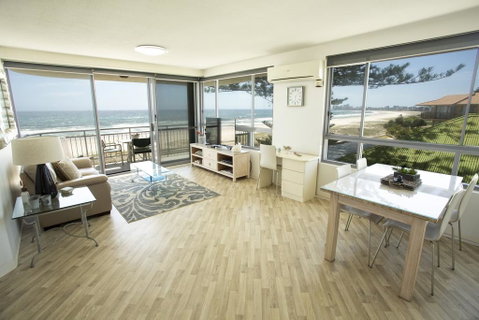 Oceanside Resort - Absolute Beachfront Apartments - Accommodation Brisbane 2