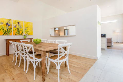 PALM COURT RETREAT - MORNINGTON - Accommodation Brisbane 1