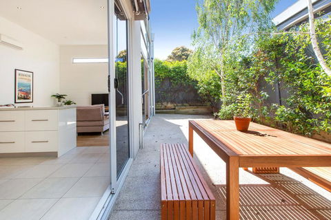 PALM COURT RETREAT - MORNINGTON - Accommodation Brisbane 2