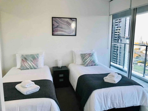 Panoramic Views Gold Coast Free WiFi Free Netflix - Accommodation Brisbane 2