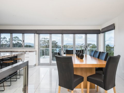 Paradise Point - Tamar Valley 14 Persons Residence With Pool - Accommodation Brisbane 0