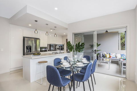 Park Avenue Luxe Townhouse Brand New Sleeps 9 - Accommodation Brisbane 3