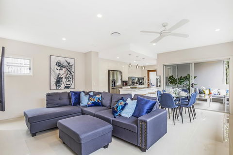 Park Avenue Luxe Townhouse Brand New Sleeps 9 - Accommodation Brisbane 0