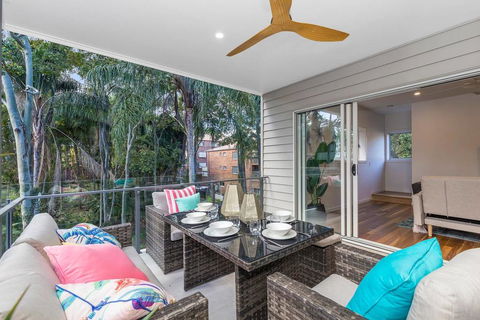 Park Avenue Townhouse Retreat Brisbane Sleeps 10 - Accommodation Brisbane 2