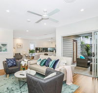 Park Avenue Townhouse Retreat Brisbane Sleeps 10 - Accommodation Brisbane