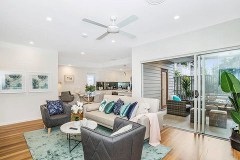 Park Avenue Townhouse Retreat Brisbane Sleeps 10 - Accommodation Brisbane 0
