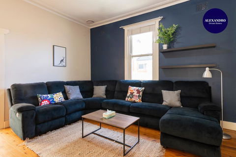 PET FRIENDLY FAMILY HOME WILLOUGHBY - Accommodation Brisbane 2