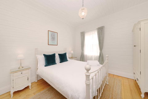 Poet's Cottage - Fireplace, Close To Treks - Accommodation Brisbane 3