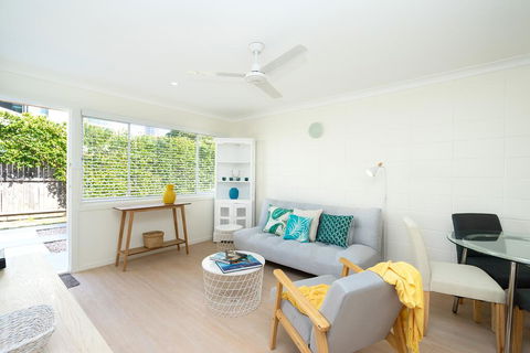 Relaxed Beachside Experience On The Coast - Accommodation Brisbane 2