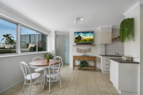 Renovated Moololaba Unit 100m To Beach - Accommodation Brisbane 3