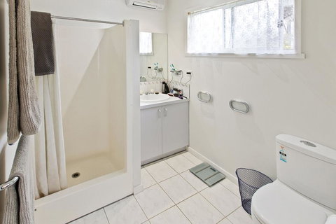 Sama-Sama - Walking Distance To Town And Water - Accommodation Brisbane 3