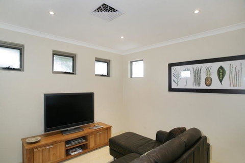 Seal 4 Bedroom House By Shoalwater Executive Homes - Accommodation Brisbane 2