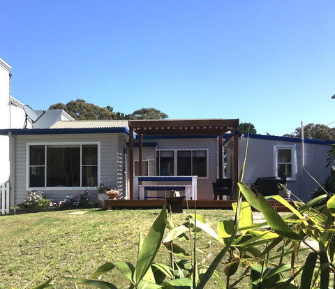 Shellharbour Beach Cottage - Walk Onto Patrolled Beach With Flags In Summer - Accommodation Brisbane 1