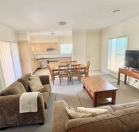 Spacious 2 Bed 2 Bath Villa - Central Location - Quiet - Accommodation Brisbane