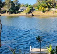 Spacious 2 Bedroom Beach Side Apartment - Close to shopping Centre with Coles Health Food Shop Sushi Pizza Cafes Hairdresse - Accommodation Brisbane