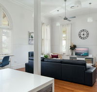 Spacious 2-bed 2-bath Home with Parking and Balcony - Accommodation Brisbane