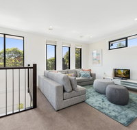 Spacious 4-Bed House with Parking and Backyard - Accommodation Brisbane