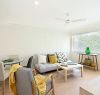 Spacious and Bright Apartment Minutes to the Beach - Accommodation Brisbane