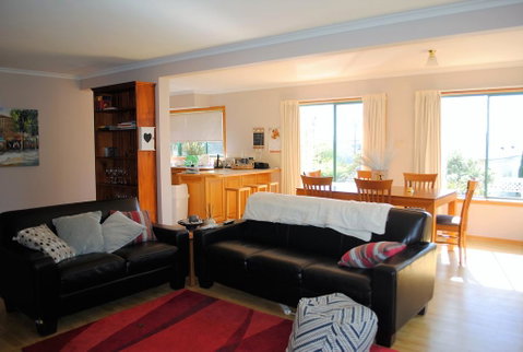 Spacious And Central To CBD - Accommodation Brisbane 0