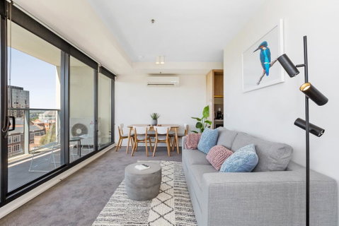 Spacious And Sunny Modern Apartment With City View - Accommodation Brisbane 1