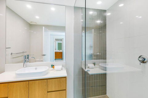 Spectacular Five Star Panoramic Oceanview Sub-Penthouse - Accommodation Brisbane 3