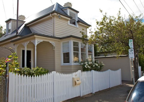 Strahan House - Accommodation Brisbane 1