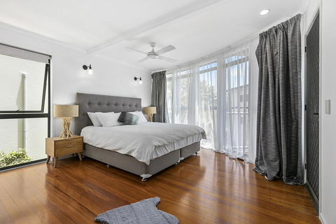 Stunning Beach Front Villa At Castaway Cove - Accommodation Brisbane 2