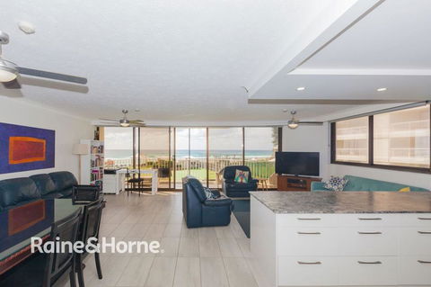 Stunning Beachfront Apartment - Accommodation Brisbane 0
