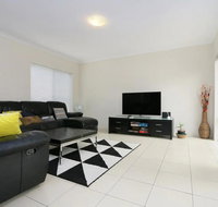 Stunning Home Near Scarborough Beach Sleeps 11 - Accommodation Brisbane