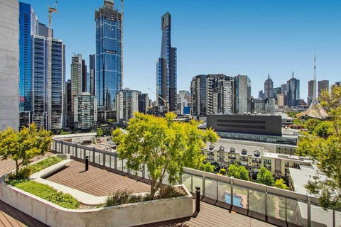 Stylish 2BR 2BT Apt With Bay Views, Secure Parking, Netflix, Gym Pool And Wine - Accommodation Brisbane 3