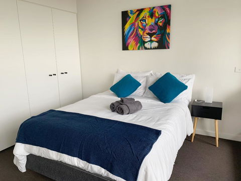 Stylish 2BR 2BT Apt With Bay Views, Secure Parking, Netflix, Gym Pool And Wine - Accommodation Brisbane 2