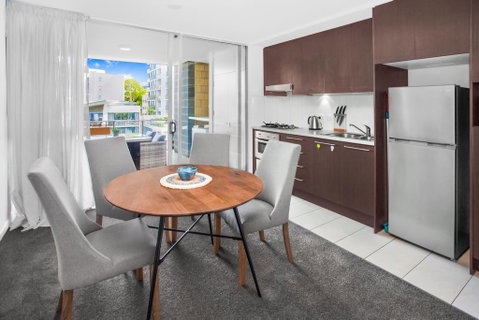 Stylish Split Level Apartment 13 Minutes From City - Accommodation Brisbane 1