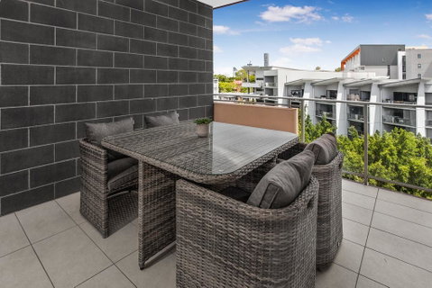 Stylish Split Level Apartment 13 Minutes From City - Accommodation Brisbane 2