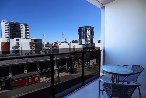 Stylist 2 Bedrooms Apartment With Pool/GYM/Parking - Accommodation Brisbane 1