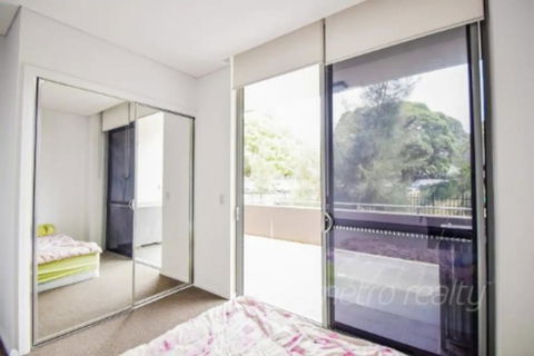 Sunny 3 Bedroom Apartment In Turrella - Accommodation Brisbane 3