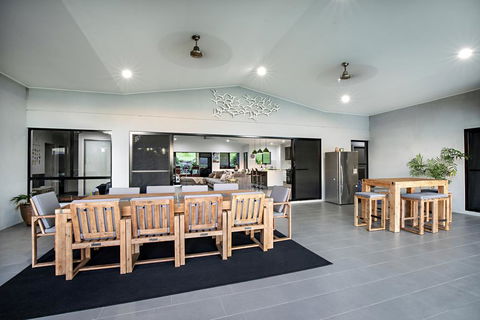 Sunset Penthouse Couples Retreat, Close To Airlie Beach, Champagne On Arrival - Accommodation Brisbane 2