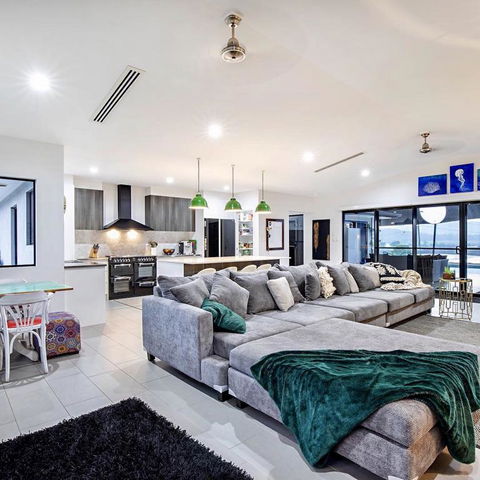 Sunset Penthouse Couples Retreat, Close To Airlie Beach, Champagne On Arrival - Accommodation Brisbane 3