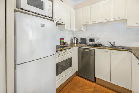 Super Convenient Apartment With Garden Views - Accommodation Brisbane 3