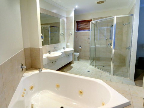 Tarcoola 41 - 5 BDRM Canal Home With Pool - Accommodation Brisbane 2