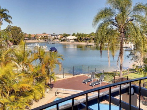 Tarcoola 41 - 5 BDRM Canal Home With Pool - Accommodation Brisbane 3