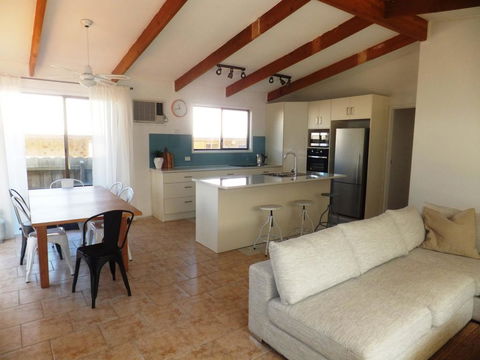 TERRIFIC ON TAMARA CRESCENT - Accommodation Brisbane 3