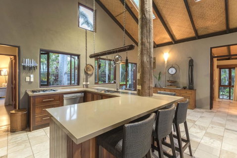 The Beach House On Newell - Accommodation Brisbane 3