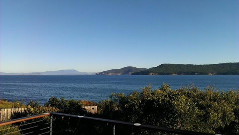 Larus Waterfront Cottage - Accommodation Brisbane 0