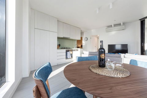 2Bedroom Apartment With Views In Docklands Next To CBD & Marvel Stadium - Accommodation Brisbane 3