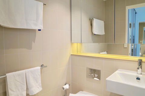 Pride Docklands Waterfront Apartment City View - Accommodation Brisbane 17