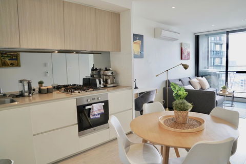 Pride Docklands Waterfront Apartment City View - Accommodation Brisbane 14