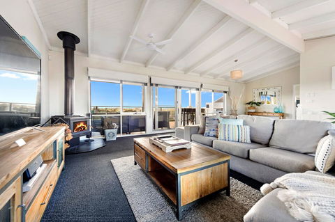 Beachside House - Accommodation Brisbane 0