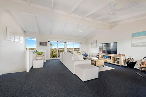 Beachside House - Accommodation Brisbane 1